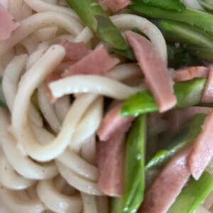 うどんのアスパラベーコン炒め